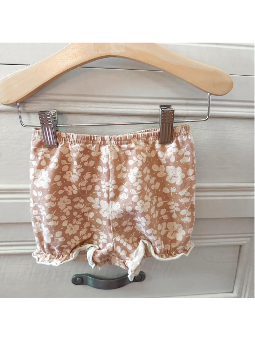 Sweet Honey white floral print bloomers on a tan background, size 4T #bloomers #